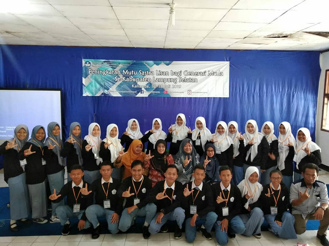 Foto Bersama peserta Peningkatan mutu sastra lisan se-Kabupaten Lamsel